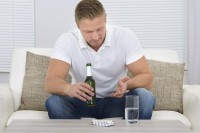 Alcohol en fentanyl / Bron: Istock.com/AndreyPopov