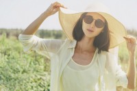 Draag een hoed met brede rand om je te beschermen tegen de zon / Bron: Istock.com/Remains