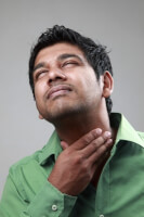Pijnlijke keel bij strottenhoofdontsteking / Bron: Istock.com/ajijchan