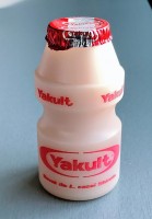 Yakult is een zuiveldrankje met melkzuurbacteriën / Bron: Amin, Wikimedia Commons (CC BY-SA-4.0)