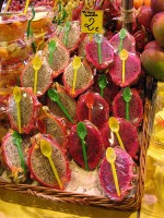 Gele en roze pitaja's, klaar om gegeten te worden / Bron: Crowbot, Wikimedia Commons (CC BY-SA-2.0)