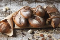 In volkorenbrood, volkoren meergranenbrood en roggebrood zit veel ijzer / Bron: Istock.com/Lyashik