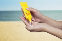 Zonnebrandcrème gebruiken om zonnevlekken door zonnen te voorkomen / Bron: Asiandelight/Shutterstock.com