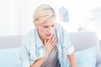 Benauwdheid en droge hoest bij astma / Bron: Wavebreakmedia/Shutterstock.com