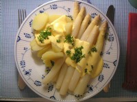 Gekookte asperges met aardappelen en Hollandaisesaus / Bron: Elya, Wikimedia Commons (CC BY-SA-3.0)