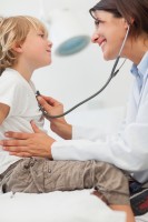 Kind wordt onderzocht met stethoscoop / Bron: Wavebreakmedia/Shutterstock