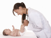 Huisarts onderzoekt baby / Bron: Istock.com/Zdenka Darula