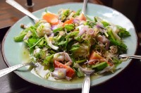 Thaise yam takhrai kung sot (ยำ ตะไคร้ กุ้ง สด), een salade (yam) gemaakt met garnalen en fijn gesneden vers citroengras / Bron: Takeaway, Wikimedia Commons (CC BY-SA-3.0)
