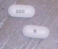 Naproxen 500 mg met gereguleerde afgifte / Bron: AntoineLaramee, Wikimedia Commons (CC BY-SA-4.0)