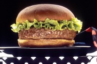 Een slecht doorbakken hamburger kan leiden tot de 'hamburgerziekte' / Bron: Len Rizzi (photographer), Wikimedia Commons (Publiek domein)
