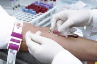 Bloedafname om het Hb-gehalte in het bloed te testen / Bron: Istock.com/anna1311
