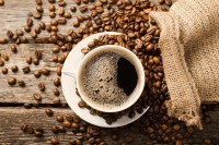 Cafeïne zit onder meer in koffie en is een stimulerend middel / Bron: Zadorozhna Natalia/Shutterstock.com