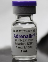 Flacon met epinefrine 1 mg (adrenaline) / Bron: Jfoldmei, Wikimedia Commons (CC BY-3.0)