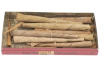 Kretek uit de jaren '10 van de twintigste eeuw, met hars, nootmuskaat, komijn, kruidnagel en tabak gewikkeld in bananenbladeren. / Bron: Tropenmuseum, Wikimedia Commons (CC BY-SA-3.0)