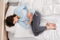 Buikpijn en hevige buikkrampen bij de ziekte van Crohn / Bron: Andrey Popov/Shutterstock.com
