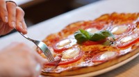 Een verbrande tong door het eten van een te hete pizza / Bron: Free Photos, Pixabay