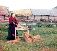 Traditionele vlasbewerking op het veld / Bron: Sergei Prokudin-Gorskii, Wikimedia Commons (Publiek domein)