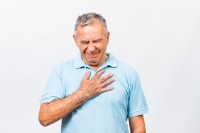 Pijn in de bovenbuik kan gepaard gaan met pijn op de borst / Bron: InesBazdar/Shutterstock.com