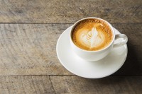 Koffie kan bij sommige patiënten de klachten verergeren / Bron: Istock.com/PuwanaiSomwan