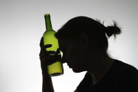 Overmatig alcoholgebruik kan gastritis veroorzaken / Bron: Istock.com/Csaba Deli