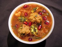 Een kom ash-e anar, een Perzische / Iraanse soep gemaakt met granaatappelsap / Bron: Danielle E. Sucher, Wikimedia Commons (CC BY-SA-2.0)