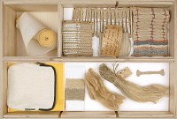 Textiel van hennep, verbandgaas, touw, vezel en garen, tasje / Bron: Joep Vogels, Textielmuseum Tilburg, Wikimedia Commons (CC BY-SA-4.0)