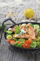 Gezond en gevarieerd eten in de strijd tegen leververvetting / Bron: Istock.com/kabVisio