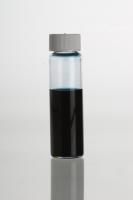 Duizendblad etherische olie in een kleurloze glazen flacon / Bron: Itineranttrader, Wikimedia Commons (Publiek domein)