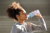 Dagelijks voldoende water drinken is gezond / Bron: Mimagephotography/Shutterstock.com