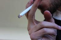 Roken vergroot de kans op (chronische) verkoudheid / Bron: Lindsay Fox, Wikimedia Commons (CC BY-2.0)