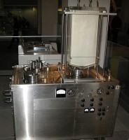 Hart-longmachine uit 1955 / Bron: Geni, Wikimedia Commons (GFDL)
