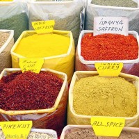 Saffraan samen met andere kruiden op een Turkse markt / Bron: Martin Burns, Wikimedia Commons (CC BY-2.0)