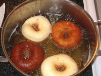Dikmakende, kankerverwekkende, diabetesveroorzakende, hartaanvaltriggerende doughnuts / Bron: Muu-karhu, Wikimedia Commons (CC BY-SA-3.0)