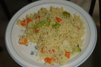 Een bordje met opgebakken couscous en wat groenten kan als ontbijt dienen. / Bron: Almablackaller, Wikimedia Commons (Publiek domein)