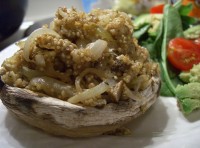 Champignon opgevuld met onder andere quinoa / Bron: Pfctdayelise, Wikimedia Commons (CC BY-SA-2.5)