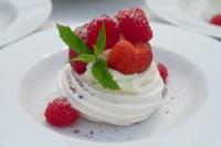 Een dessert met munt en rode vruchten / Bron: Charlottem, Pixabay