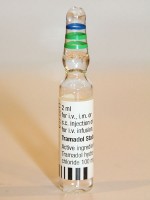 Tramadolvloeistof voor injectie / Bron: LHcheM, Wikimedia Commons (CC BY-SA-3.0)