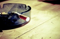Het meest bekende residu van roken is de as in de asbak, echter ook kleine rondzwevende deeltjes zullen landen in de omgeving van de roker / Bron: Markusspiske, Pixabay