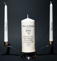 Huwelijkskaars en twee kleinere kaarsen op speciaal ontworpen kandelaar / Bron: Dvillasmil, Wikimedia Commons (CC BY-SA-4.0)